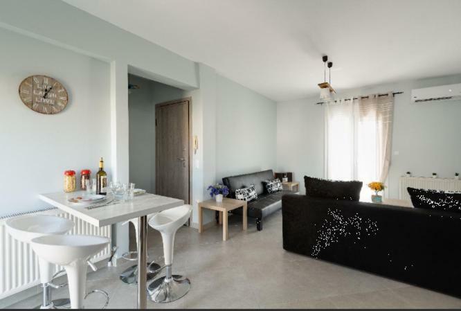 Bright Spacious Two-Bedroom Apartment سالونيك المظهر الخارجي الصورة